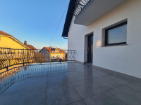 Stan s osjećajem kuće – privatni vrt 49 m², terasa i panoramski pogled