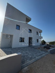 Stan s pogledom na more i krovnom terasom, Vodice