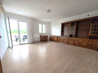 Udoban stan s terasom i pogledom na zelenilo, 1,5km od mora