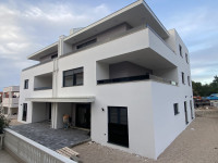 Zgrada sa 6 stanova + 2 kravne terase