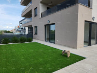 Novi stan sa vrtom, bazenom, garažom, dva parking mjesta. Blizina Mari