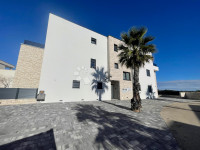 STAN S VRTOM I POGLEDOM NA MORE – MURTER