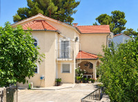 Starigrad-komforna kuća 260 m² - centar! 3 stana! 480.000€