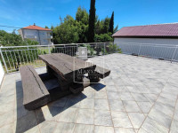 Starigrad - uređena kuća sa 3 apartmana lokacija!! 379.000€