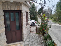 Stinica, polovica kuće u Parku prirode Velebit