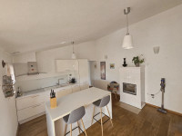 Štinjan– 1. kat, mirna lokacija, 1 km od mora, potpuno namješten