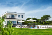 Štinjan, luksuzna vila s bazenom i prostranom okućnicom