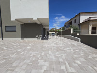 Štinjan, stan u vrhunskoj novogradnji s liftom i garažom, 2SS+DB