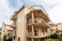 Stobreč, kvalitetno građena kuća s 3 stana ukupne površine 561 m²