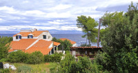 Stomorska - samostojeća kuća na velikom zemljištu 2. red od mora