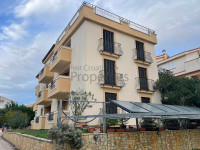 SUKOŠAN:KUĆA ZA TURIZAM 600m2, 10 APARTMANA+KONOBA+ 9 VPM-25 M OD MORA