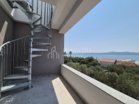 Sukošan, trosobni penthouse s krovnom terasom, 100 m od mora