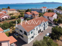 SUKOŠAN, TROSOBAN STAN S DVORIŠTEM, 130 M OD PLAŽE