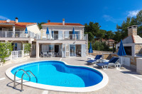 BRAČ, SUMARTIN - Vila s dva odvojena stana i bazenom (216m²)