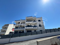 Sunčan dvosoban stan s krovnom terasom (64 m²) – 2 min od plaže, Okrug