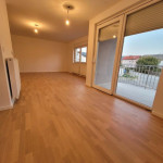 Sunčan i prostran stan (77 m2) s balkonom – Južna orijentacija