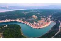 Super lokacija: 462 m² građevinskog zemljišta – 150 m od mora