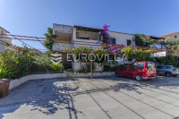 Supetar, apartmanska kuća blizu mora