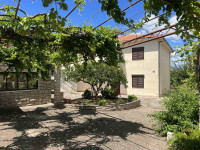 Supetar, Brač - kuća s dva odvojena stana i vrtom, centar, blizu plaže