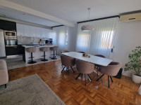 Sveta Nedelja, Ljubljanska ulica, lijep stan 110 m2 s dvorištem i PM