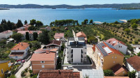 Sveti Filip i Jakov, TOP lokacija trosobni apartman! USELJIVO
