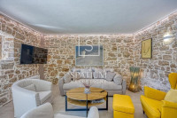 SVETI LOVREČ, AUTOHTONA KAMENA VILA SA BAZENOM