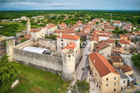 SVETVINČENAT, ČETVEROSOBNI STAN U CENTRU GRADA, POTPUNO RENOVIRAN I OP