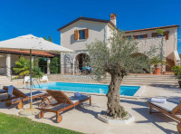 Svetvinčenat – kamena vila s bazenom, velikim mediteranskim vrtom te n