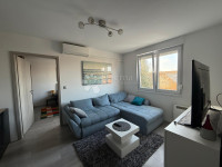 Svijetao, kompletno namješten stan s parkingom