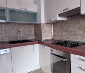 Svijetao stan u Vrapču s parkingom-najam!