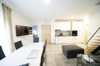 Tisno, atraktivna višestambena nekretnina s tri funkcionalna stana i v