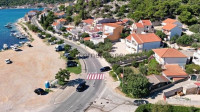 Tisno, obiteljska kuća, prvi red, garaža, parking, vrt (prodaja)