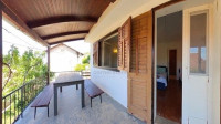 Tisno, samostojeća katnica, vrt 3. red od mora (prodaja)