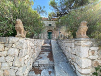 Tisno - stara villa na parceli od 10.000m2 s vinogradom i maslinikom