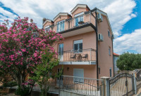 TOP PRILIKA! Kuća s apartmanima na 5 min od mora