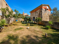 Tri kamene kuće sa dvorištem i puno potencijala, okolica Marčane