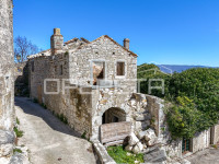 Tri kuće u nizu za renovaciju na izvrsnoj lokaciji s panoramskim pogle