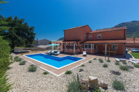 TRIBALJ - samostojeća vila s bazenom