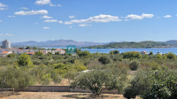 TRIBUNJ, novo, 1. kat, 650 m od plaže, pogled na more, 3 spavaće sobe,