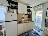 TRIBUNJ – APARTMAN NA ODLIČNOJ LOKACIJI, 2. RED DO MORA!