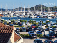 Tribunj-  KUĆA 3 x 80 m2-  drugi red do mora- CENTAR