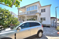 Tribunj- kuća s dva apartmana, 600m od plaže