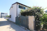 Tribunj, mirno okruženje, obiteljska kuća 150,56 m², 2 apartmana, 550m
