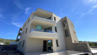 TRIBUNJ, novogradnja, 1. kat, 650 m od plaže, pogled na more, ostava
