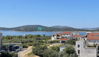 TRIBUNJ, novogradnja, 2. kat, 650 m od plaže, pogled na more, ostava