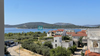 TRIBUNJ, novogradnja, 2. kat, 650 m od plaže, pogled na more, ostava