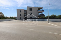 Tribunj, novogradnja, apartman 101,62m2 + vrt 121,55m2, blizu mora;