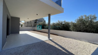 TRIBUNJ, novogradnja, prizemlje, 350 m od mora, vrt 121 m2