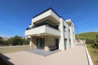 Tribunj – Sovlje, novogradnja, dvoetažni apartman s krovnom terasom i