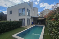 Troetažni apartman s bazenom i krovnom terasom
